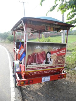 Tampak belakang Tuk Tuk