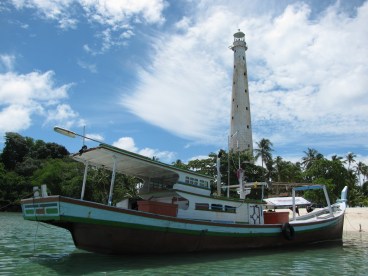 Kapal Pak Asnawi merapat di Pulau Lengkuas