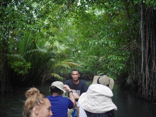 Menyusuri hutan mangrove di Gamtala.
