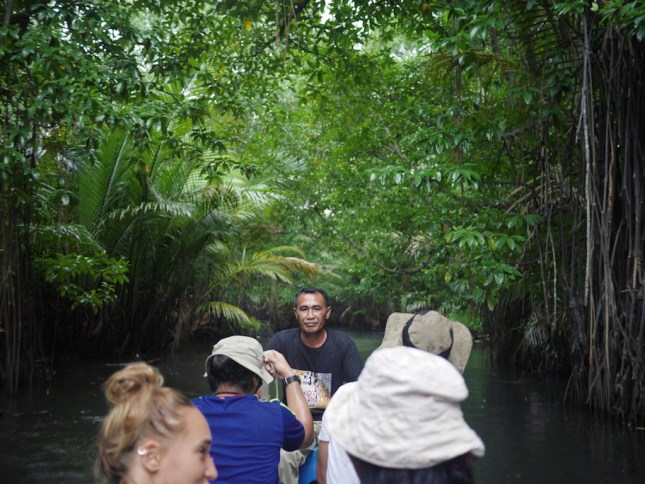 Menyusuri hutan mangrove di Gamtala.