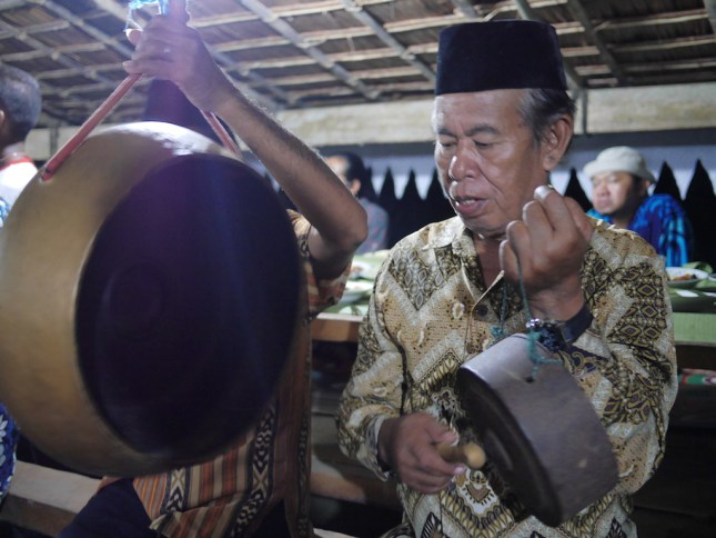 Musik tradisional di Orom Sasadu