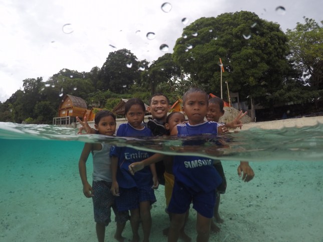 Anak-anak Pulau Tiga Maluku